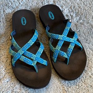 Teva turquoise patterned strap flips flops size 8